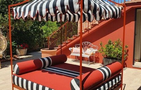 Outdoor Cabana, Dubai Houses, Beach Patio, The World Of Interiors, Useful Products, Sea House, Red Bedding, Backyard Pool Designs, High Line