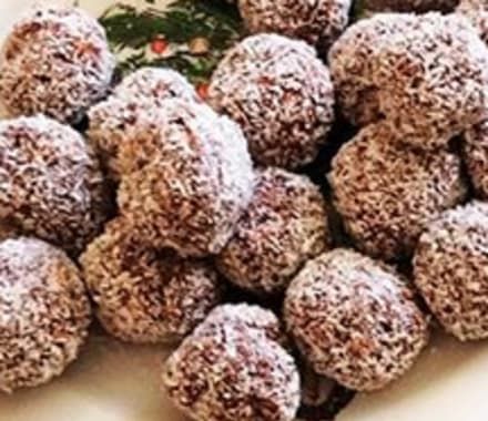 Chocolate Coconut Balls, Chocolate Balls Recipe, Thermomix Cakes, Christmas Salad Recipes, Chocolate Biscuit Cake, Coconut Balls, Road Trip Food, School Learning, Christmas Lunch