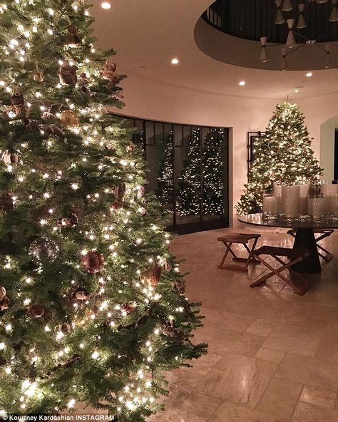 Let the Christmas tree battle begin: Kourtney Kardashian posted this beautiful snap showin... Kourtney Kardashian Christmas, Kardashian Christmas, Apartment Entryway, Christmas Cake Decorations, Christmas Tree Accessories, Real Christmas Tree, Christmas Inspo, Beautiful Christmas Trees, Christmas House