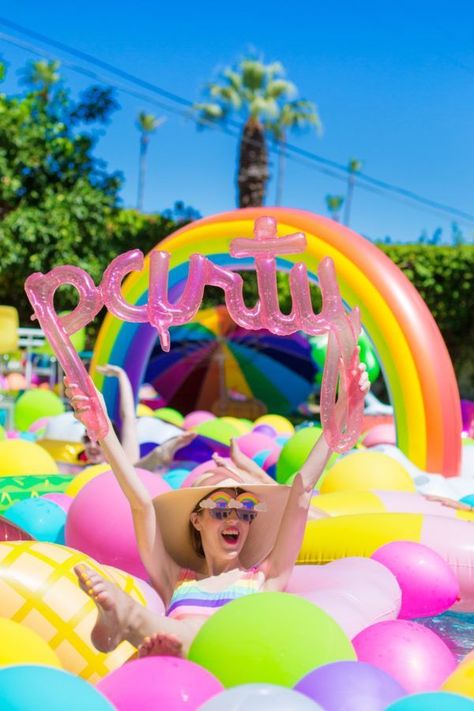 An Epic Rainbow Balloon Pool Party | studiodiy.com Epic Pools, Teenager Party, Flamingo Cupcakes, Pool Party Themes, Party Playlist, Fiesta Tropical, Pool Party Decorations, Pool Birthday, Dessert Party