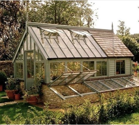 Pergola Wood, Serre Diy, Plant Shed, Diy Greenhouse Plans, Greenhouse Shed, A Small House, Greenhouse Ideas, Backyard Greenhouse, Greenhouse Plans