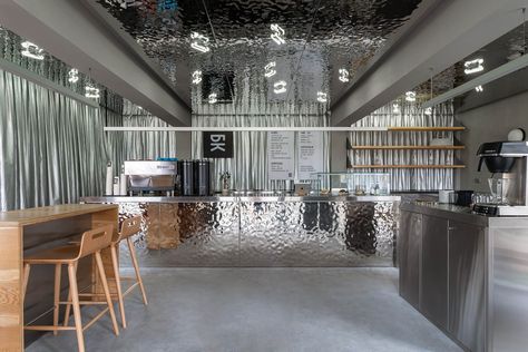 Six hospitality interiors that champion sleek lines, smooth surfaces and a clean look - News - Frameweb Metal Interior Design, Travertine Colors, Beer House, Monochrome Interior, Clean Look, Concrete Table, Architecture Magazines, Cafe Interior Design, Minimalism Interior