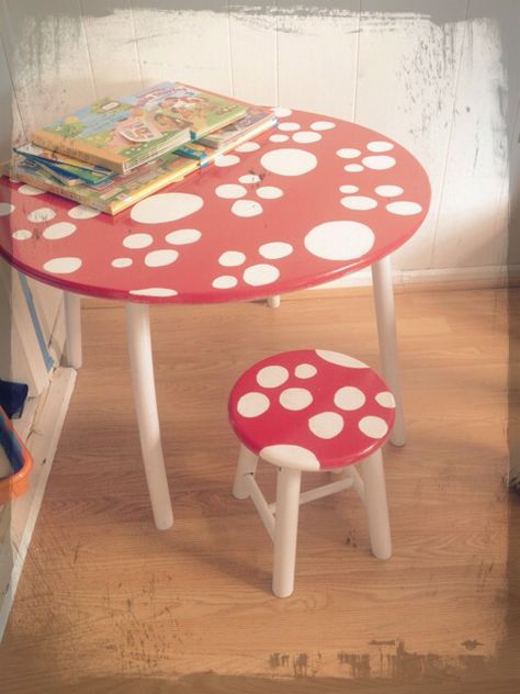 Paint a kids table to look like a mushroom. Toadstool Table, Paint Kids Table, Round Table And Chairs, Circle Table, Book Bar, Kids Table, Kids Table And Chairs, Diy Chair, Kid Table