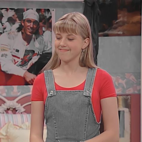 Stephanie Tanner Season 8, Stephanie Tanner Outfits, Stephanie From Full House, Stephanie Tanner Full House, Full House Stephanie, Blonde Icons, Full House Tv Show, Aesthetic Outfits 90s, 80's Hairstyle