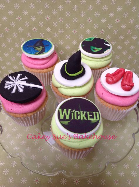 Wicked cupcakes Wicked Watch Party, Wicked Musical Party Decorations, Wicked Themed Cake, Wicked Cupcakes Musical, Wicked Cookies, Wicked Cupcakes, Wicked Quotes, Love Cupcakes, Little Cakes