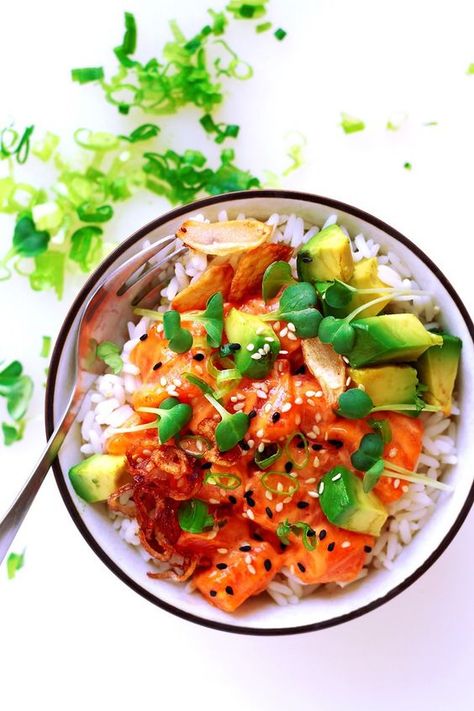 Salmon Poke Bowl with spicy mayo marinade, avocdo and fried shallots and garlic. Tutorial » Little Vienna Hawaiian Sushi, Ahi Poke Bowl, Deconstructed Sushi, Spicy Mayo Recipe, Salmon Poke Bowl, Poke Bowl Recipe, Sushi Recipe, Salmon Poke, Ahi Poke