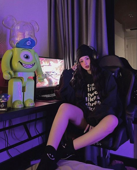 Gamer Girl Aesthetic Outfits, Gamer Girl Aesthetic, Los 90s, Kawaii Games, Female Pilot, Game Room Design, Gamer Girl, Aesthetic Outfits, Ulzzang Girl