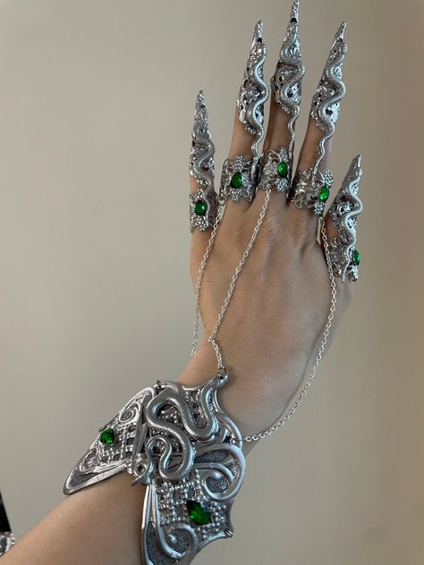 Beautiful medusa hand armor. Set for one hand includes: 5 claw rings, 5 falange rings, bracelet. The claws are very light. Claw rinds is available in different colors (see last photo). On the photo claw ring in silver color. Сlaw rings can be ordered with one of two types of snakes: snake with texture and snake without texture. check photo Set of 5 nail rings (one hand). All claw rings are fully adjustable. Silver Claw Ring, Hand Claw Jewelry, Nail Claws Metal, Claw Rings Jewelry, Finger Claw Jewelry, Ring Side Profile, Fantasy Armor Dress, Snakes Jewelry, Claw Armor