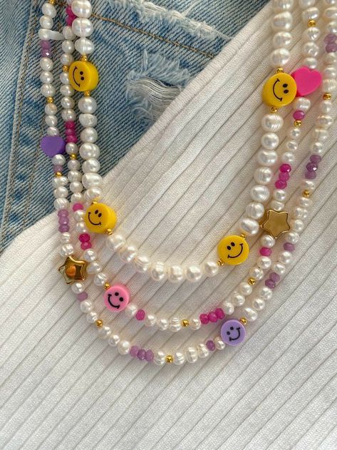 Smiley Face Necklace, Pretty Jewelry Necklaces, Pearl Beaded Necklace, Face Necklace, Indie Jewelry, Diy Jewelry Necklace, Beaded Necklace Diy, Funky Jewelry, Handmade Wire Jewelry