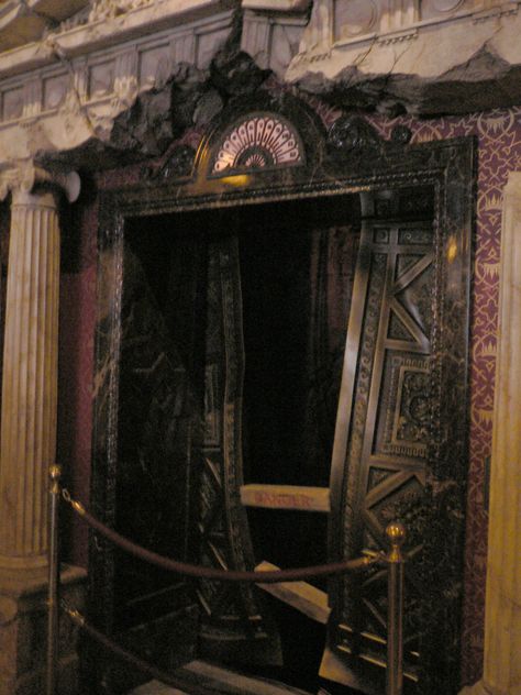 Hollywood Tower Of Terror, Hollywood Tower Hotel, Hollywood Tower, Haunted Attractions, Haunted Hotel, Tower Of Terror, Hotel California, Hotel Project, Halloween Haunted Houses