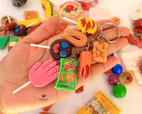 Easy Polymer Clay, Mexican Gifts, Clay Magnets, Sculpture Art Clay, Mexican Crafts, Cute Baking, Clay Diy Projects, Unique Keychains, Pasta Francesa