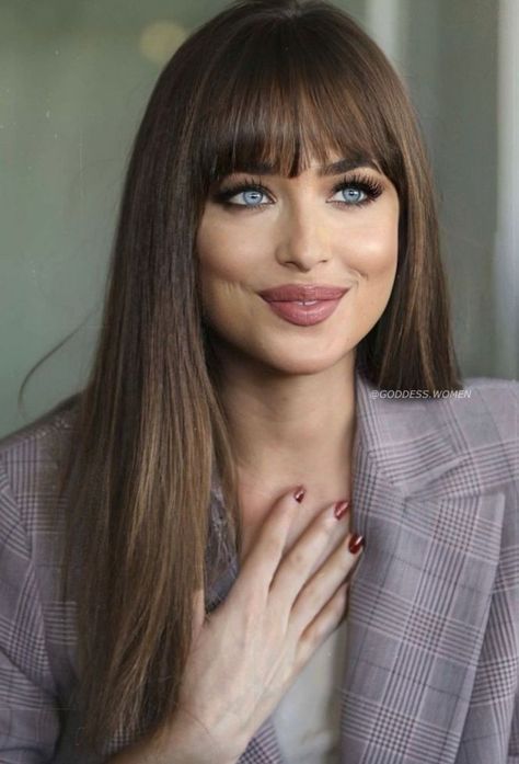 Dakota Johnson Dakota Johnson Hair, Goddess Women, Melanie Griffith, Straight Blonde Hair, Mtv Movie Awards, Haircuts Straight Hair, Long Hair With Bangs, Makeup Tutorials, Hair Envy