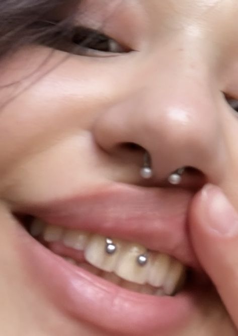 Smiley Piercing And Septum, Smile And Septum Piercing, Septum Peicerings, Tounge Piercings Aesthetic, Cute Smiley Piercing, Septum And Smiley Piercing, Peircings Earring Ideas, Face Piercings Aesthetic, Surface Tongue Piercing