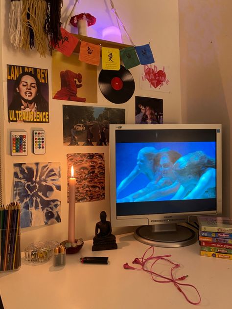 Y2k Desk Setup, H2o Room Aesthetic, 2000s Dorm Room Aesthetic, Euphoria Room Aesthetic, Desk Ideas Y2k, Yk2 Room, 2000s Room Ideas, Aesthetic Room Diy, 90s Desk Aesthetic