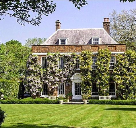 Serena Crawford on Instagram: “Dream House . It's perfect , perfect size , perfect shape , perfect garden. It's Mechelmerch Court in Hampshire... Apparently was the home…” Morning Inspiration, English Country House, Classical Architecture, Perfect Garden, English Countryside, Classic House, Creepers, Hampshire, Architecture House