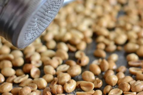 The Easiest Way to Roast Fresh Peanuts for a High-Protein Snack Peanut Recipes Healthy, Salted Roasted Peanuts Recipe, Homemade Chow Mein, Holiday Party Snacks, How To Cook Greens, Raw Peanuts, Healthy Eating Snacks, Salad Toppers, Roasted Walnuts