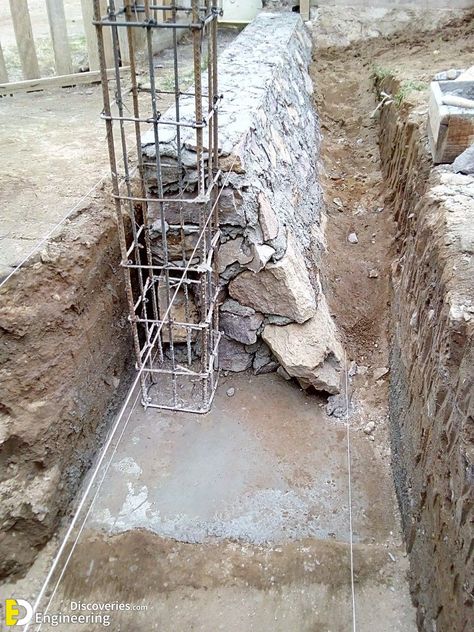 36+ Pictures RCC Concrete Footing And Beam Under Construction! - Engineering Discoveries Retaining Wall Drainage, Building A Stone Wall, Retaining Wall Construction, Stone Walls Garden, Retaining Wall Design, Stone Fence, Stone Ideas, Construction Engineering, Civil Engineering Design