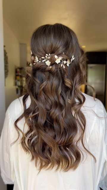 Monica Cottereau | BRIDAL HAIRSTYLES on Instagram: "Where are my brunette’s at!? No extensions were used to create this style ✨ Save this hairstyle for inspo ✨ #halfuphalfdown #hairstyleideas #brunettehairstyles #bohobridalhair #bohobride #halfupstyle #weddinghairinspo #bridalhairideas #hairstylesforwomen #bridesmaidshair #hairaccessories" Half Up Bridal Hair, Up Bridal Hair, Wedding Hair Brunette, Boho Bridal Hair, Hair Brunette, Bridal Hairstyles, Boho Bride, Half Up Half Down, Brunette Hair