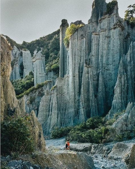 Kings Movie, A Short Hike, Beautiful Places On Earth, New Zealand Travel, Rock Formations, Middle Earth, Holiday Destinations, The Rings, Lord Of The Rings