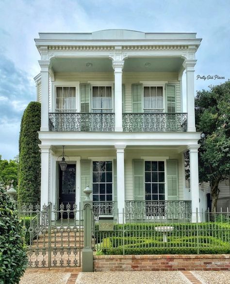 Small Victorian House, New Orleans Style Homes, Old Places, French Colonial Style, New Orleans Architecture, Suburban House, Charleston Homes, New Orleans Homes, Minimal House Design