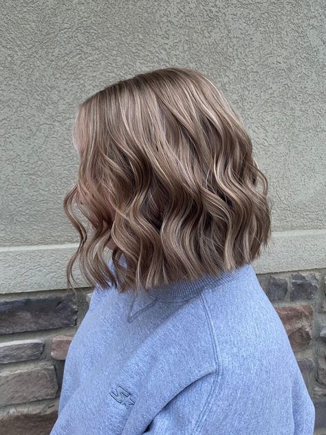 Beige Hair, Ash Brown Hair, Vlasové Trendy, Blonde Hair Inspiration, Light Hair Color, Short Hair Balayage, Hair Inspiration Color, Hair Inspo Color, Light Hair