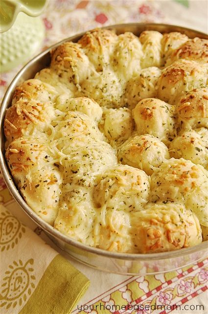 Garlic Cheese Pull Apart Bread with Frozen Bread Dough Cheese Pull Apart, Cheesy Pull Apart Bread, Cheese Pull, Bundt Recipes, Frozen Bread Dough, Garlic Bread Recipe, Diner Recept, Cheesy Garlic Bread, Garlic Cheese