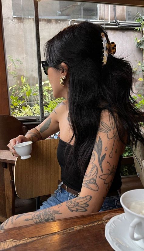 Dark Hair Tattoo Women, Woman With Tattoos, Hair Tattoos, Hair Inspo Color, Piercing Tattoo, Tattoo Art, Dark Hair, Look Cool, Girl Tattoos