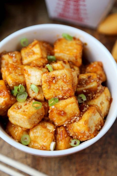 7 recetas con TOFU fáciles (y propiedades de este alimento) , Recetas fáciles con tofu, saladas y postres dulces. Cómo cocinar tofu y hacer comidas saludables con este alimento, del que te contamos sus propiedades y beneficios. Fish Tofu Recipe, Honey Sriracha Tofu, Sriracha Tofu, Tofu Recipes Healthy, Crispy Recipes, Vegetarian Recipes Dinner Healthy, Healthy Vegetarian Dinner, Mapo Tofu, Tofu Dishes