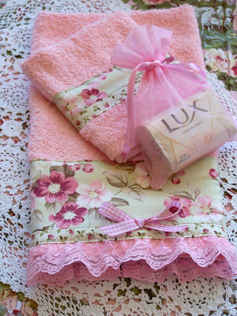 Baños Shabby Chic, Pink Towel, Decorative Hand Towels, Pink Towels, Deco Rose, Shabby Chic Living, Shabby Chic Living Room, Soap Gift Set, Shabby Chic Bathroom