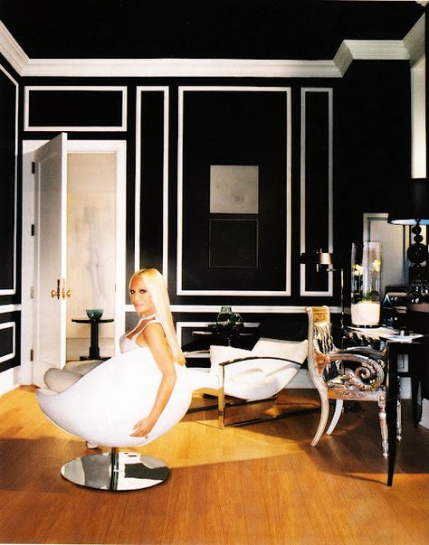 donatella versace and her work space. so glam. love the black and white trim. Black And White Room, Decorative Wall Molding, Black Wainscoting, Goods Design, Painted Wood Floors, White Wainscoting, White Molding, Decor Studio, Black And White Interior