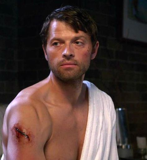 Gorgeous Castiel | Sexy!Cas 9x03 Misha!! STOP BEING SO GORGEOUS (even when injured...) Misha Collins Shirtless, Matt Cohen, Castiel Supernatural, Jensen And Misha, Supernatural Destiel, Supernatural Memes, Supernatural Fans, Odaiba, Supernatural Cast