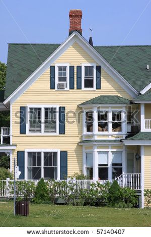 Yellow House Exterior, Green Roof House, Paint Colors For House, Colors For House, Blue Shutters, Pintura Exterior, Yellow House, Roof Architecture, Exterior Color Schemes