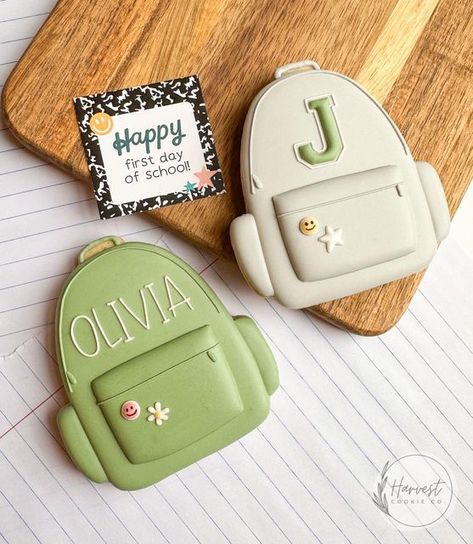 Backpack Sugar Cookies, Backpack Cookies Decorated, Back To School Royal Icing Cookies, Backpack Cookies, School Cookies Decorated, Back To School Cookies Decorated, Back To School Sugar Cookies, Cookie Lettering, Fondant Biscuits