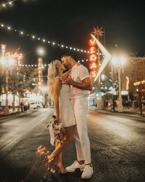 Cake on Fremont is always a fun idea for the perfect ending to your Las Vegas elopement. Elope in a Pink Cadillac with Elvis at the Little White Wedding Chapel, pop champagne, hit the slots, do a cool Downtown Vegas photoshoot and eat cake. What more could you want on your Vegas elopement! Las Vegas Wedding Photographer and Videographer: @treeoflifelasvegas @treeoflifefilmsandphotos Wedding Chapel: @littlewhiteweddingchapel @alittlewhiteweddingchapel Hair & Makeup: @andiep.artistry Flo... Vegas Wedding Pictures, Vegas Wedding Photoshoot, Elvis Wedding Vegas, Retro Vegas Wedding, Vegas Wedding Cake, Vegas Wedding Aesthetic, Vegas Wedding Ideas, Vegas Photoshoot, Vegas Elopement Photography