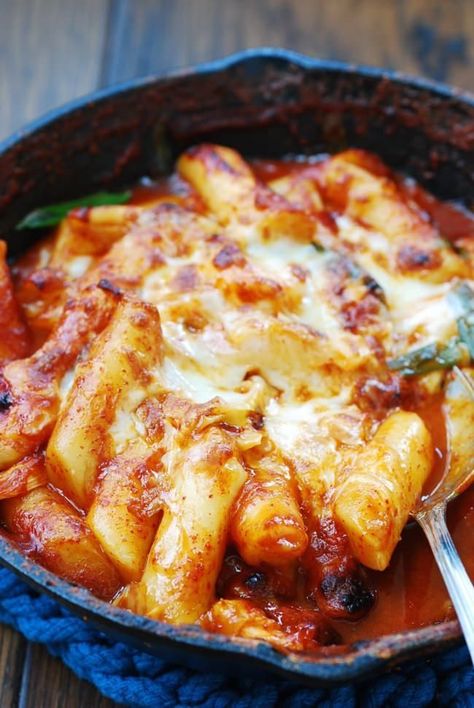 Seafood cheese tteokbokki (Korean spicy rice cake)! Squash Sides, Bean Sides, Cheese Tteokbokki, Thanksgiving Casseroles, Sides Thanksgiving, Spicy Rice Cake, Baked Okra, Koreansk Mad, Tteokbokki Recipe