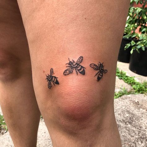 Stick And Poke Tattoo on Instagram: “The bees knees for Anna! Thanks so much for this idea and for your time!! Hopefully see y’all again sooner than later. . #stickandpoke…” Bee Under Knee Tattoo, Bee Tattoo Above Knee, Circular Knee Tattoo, Band Aid Knee Tattoo, Stick And Poke Leg Tattoo, Dainty Above Knee Tattoo, Thigh Tattoos Above Knee, Bees Knees Tattoo Small, Bees On Knees Tattoo