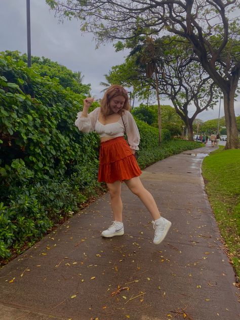 red skirt; white flowy top Short Skirts Outfits, White Flowy Top, Cute Summer Outfit, Red Skirt, Flowy Top, Skirt White, Red Skirts, Red Shorts, Flowy Tops