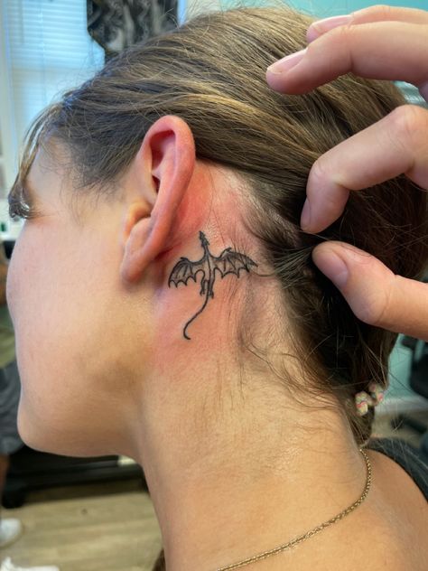 Dragon Tattoo On Neck For Women, Small Dragon Spine Tattoo, Dragon Tattoo For Women Back Small, Dragon Tattoos Behind The Ear, Dragon Colar Bone Tattoo, Tog Wyvern Tattoo, Behind The Ear Dragon Tattoo, Dragon Tattoo Back Of Neck, Dragon Tattoo Behind The Ear