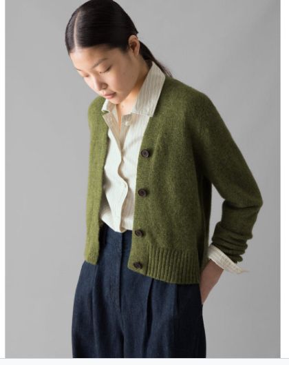 Dark Green Cardigan Outfit, Green Cardigan Outfit, Apple Toast, Dark Green Cardigan, Grandma Clothes, Cardigan Outfit, Simple Clothing, Denim Dungarees, Green Cardigan