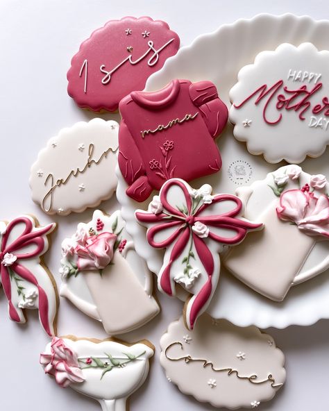 Happy Mother’s Day 💕 . . . . . #mothersday #mothersdaycookies #cookies #sugarcookies #floralcookies #springcookies #bakersofinstagram #bakerlife #sweettooth #bakinglove #royalicingcookies #cookiers Cake Cookies Decorated, April Cookies, Wedding Cookies Decorated, Mothers Cookies, Royal Cookies, Cookies Decoration, Happy Mother Day, Cookies Theme, Spring Cookies