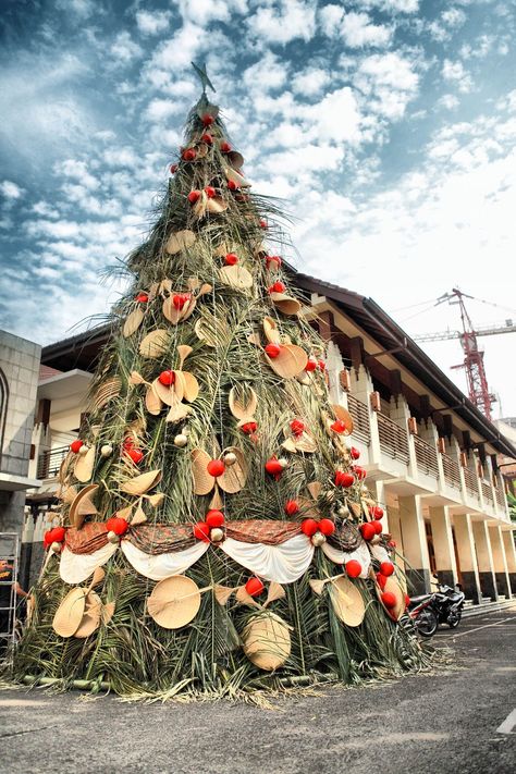 Giant Christmas Tree, Filipino Christmas, Different Christmas Trees, Christmas Boards, Calligraphy Doodles, Diy Plant Hanger, Christmas Themes Decorations, Town Center, Diy Plants