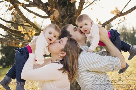 Twin Babies Pictures, 6 Month Photography, Twin Baby Photography, Twin Baby Photos, Cousin Pictures, Twins Posing, Twin Pictures, Month Photos, Twin Photography