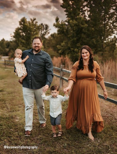 Navy And Terracotta Family Pictures, Plus Size Family Photoshoot, Family Photos Plus Size Mom, Plus Size Family Photos, Plus Size Family Pictures, Plus Size Family Photo Outfits, Tulip Photos, Photography Style Guide, Summer Family Portraits