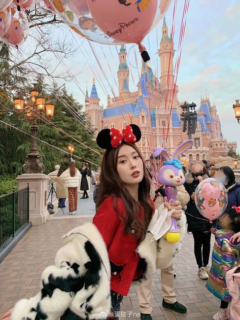 Hk Disneyland Outfit, Tokyo Disneyland Outfit Winter, Hongkong Disneyland Outfit, Princess Pose, Disneyland Outfit Winter, Tokyo Photography, Disney Fits, Japan Outfits, Disney Tokyo