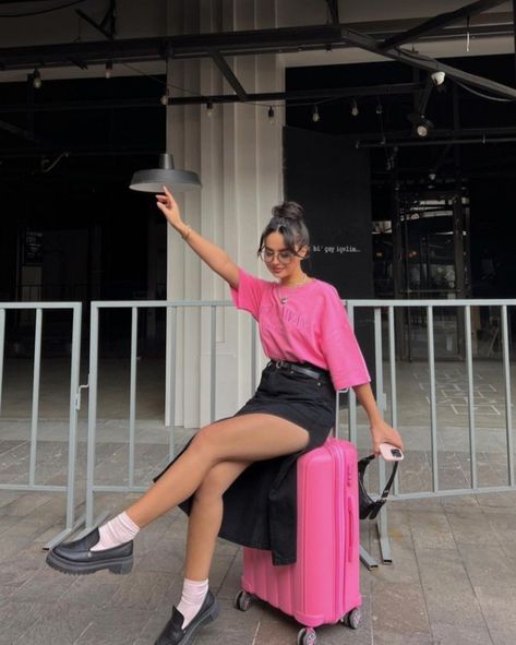 Pink Tshirt Outfit, Black And Pink Outfit, Suitcase Pink, Pink Top Outfit, Pink Shirt Outfit, Long Sleeve Shirt Outfits, Black Skirt Outfits, Short Black Skirt, Pink Long Sleeve Shirt