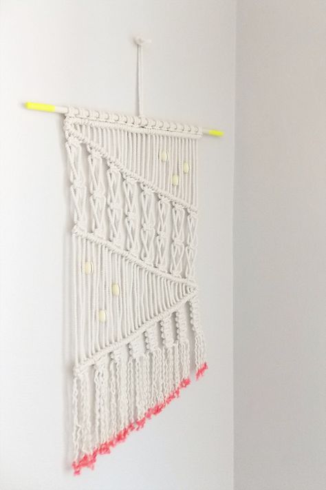 DIY macrame wall hanging how to Pretty Knots, Diy Macrame Wall Hanging, Dreamcatcher Diy, Macrame Wall Decor, Macrame Wall Hanging Patterns, Macrame Hanger, Macrame Curtain, Macrame Weaving, Macrame Wall Hangings