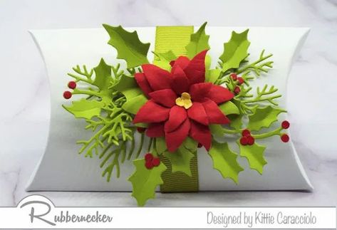 Gift Boxes For Christmas, Paper Poinsettia, Diy Card Making, Chocolate Boxes, Pillow Boxes, Small Christmas Gifts, Treat Holders, Gift Card Boxes, Punch Board