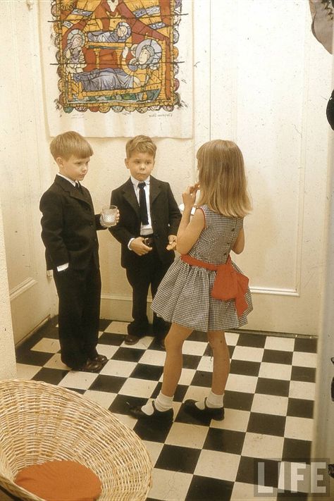 What Did Children Wear in Post-World War II? These 20 Color Photos Show Children's Fashions in the 1950s Old Money Children, Nina Leen, Tb Joshua, Children Wear, Older Siblings, صفحات التلوين, Rich Family, Super Rich Kids, Future Mom