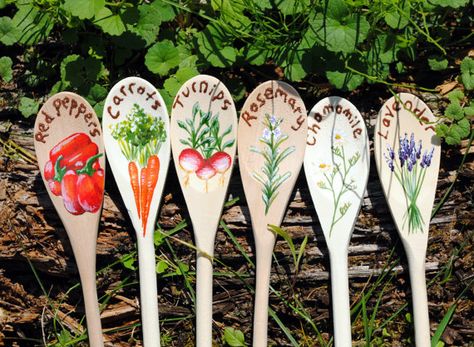 Painted Spoon Garden Markers Vege Garden Ideas, Vege Garden, Veg Patch, Garden Labels, Veggie Patch, Plant Labels, Garden Markers, School Garden, Plant Markers