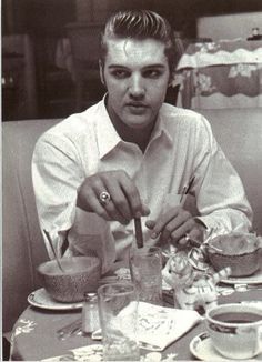 Elvis Photos, King Elvis Presley, Elvis Presley Images, Young Elvis, Elvis Presley Pictures, Elvis And Priscilla, Joseph Jackson, King Of Pop, Elvis Presley Photos